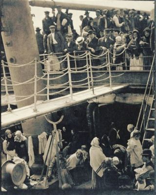  「The Steerage」： 厳格な構図と社会的不平等を浮き彫りにする力強い描写！